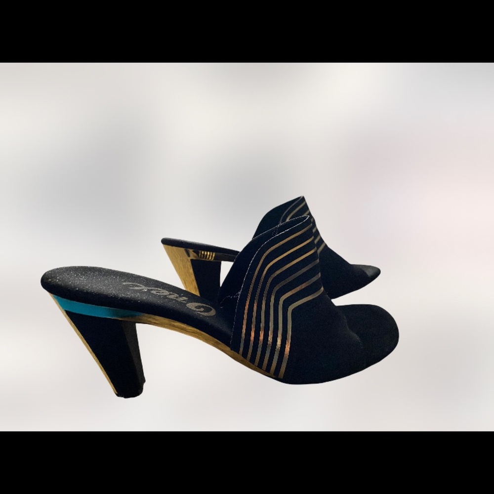 Onex Size 7M low heel Sandals, Great pre Owned condition